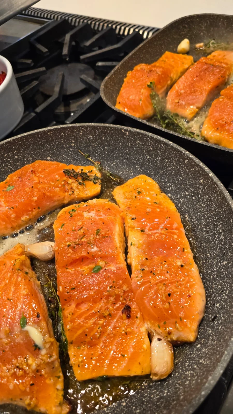 Salmão grelhado na frigideira